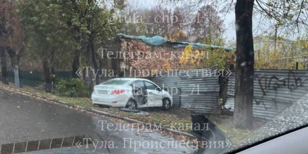 Легковушка впечаталась в забор после ДТП на Тургеневской и Пушкинской в Туле