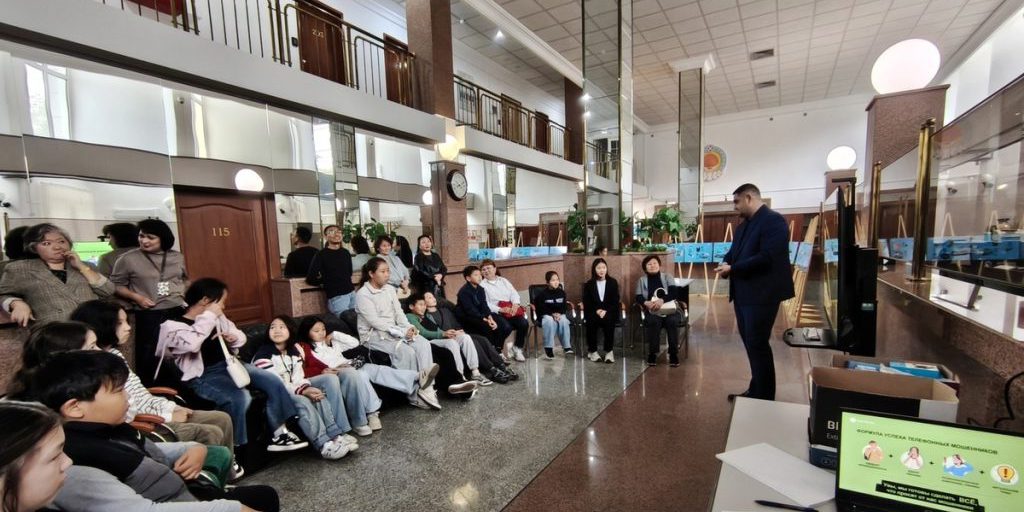 La Banca di Russia apre le sue porte in Calmucchia: oltre 100 persone partecipano all'evento di informazione e trasparenza finanziaria