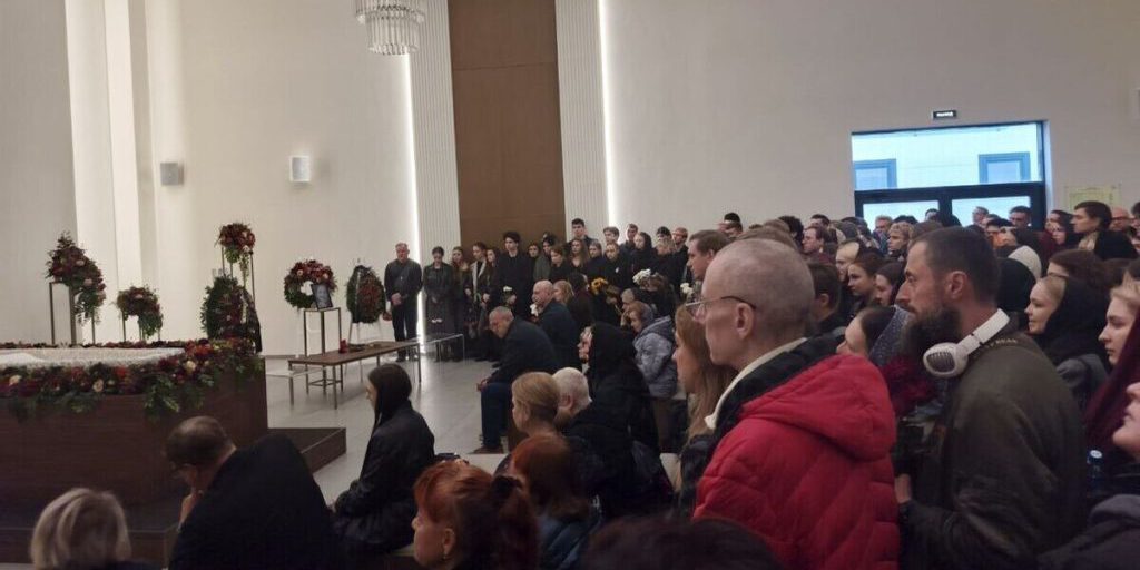 Море слез выплакали пришедшие на прощание со звездой «Тайн следствия» Лагачевым