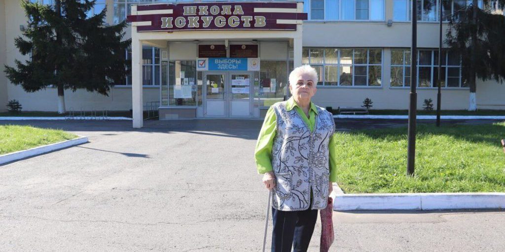 Una veterana dell'assedio di Leningrado vota alle elezioni a Novočeboksarsk