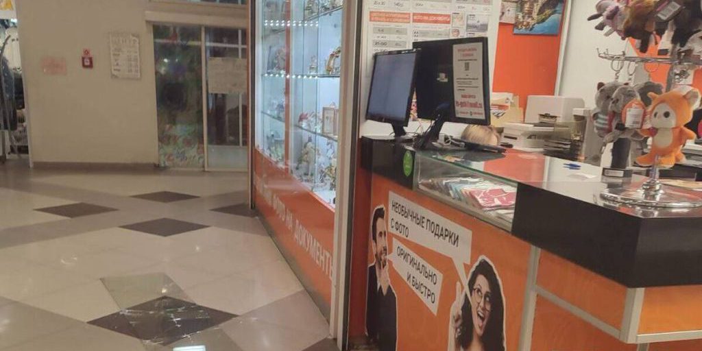 На посетителя воронежского торгового центра упало витринное стекло