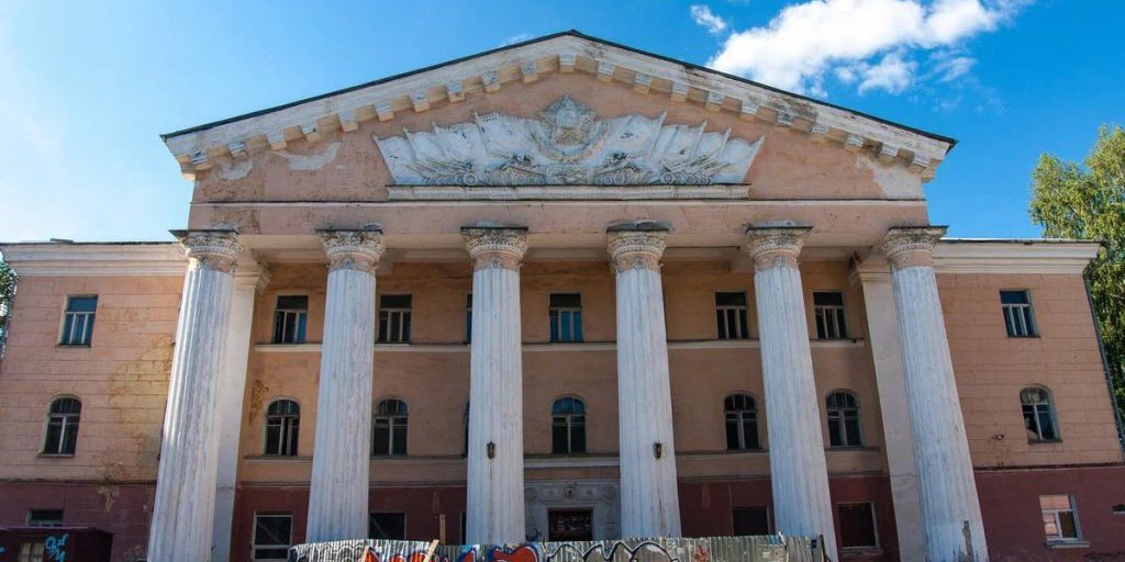 Degrado del Doma Ufficiali a Petrozavodsk nonostante i finanziamenti per la ristrutturazione