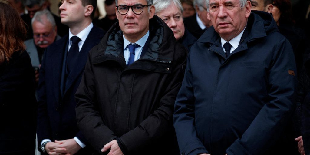 "La sconfitta di François Bayrou con i socialisti: un regalo non meritato" - Le tensioni all'interno della coalizione di governo francese