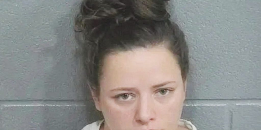 Учительница во время видеозвонка из душа показала грудь школьнику