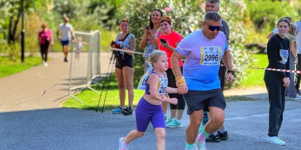 300 persone corrono uniti a Sochi per il Cros della Nazione nella Giornata Nazionale di Corsa in Russia
