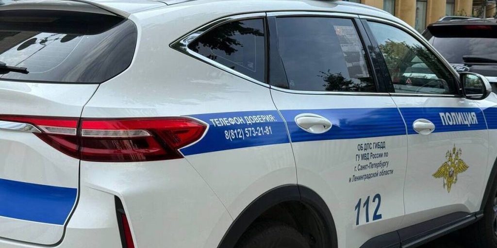 Grave incidente stradale a San Pietroburgo: sei auto coinvolte, tre di marca Mercedes