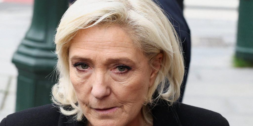 Marine Le Pen condanna l'intervento degli Stati Uniti in Venezuela, contrastando l'espansionismo di Trump