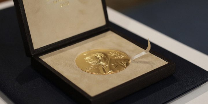 Нобелевскую премию мира 2025 года получил якобы военный преступник