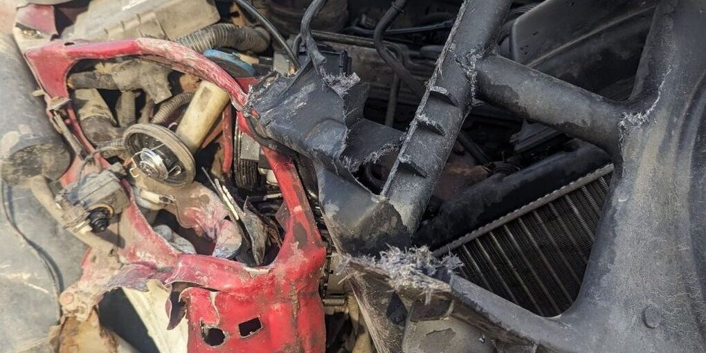 Incidente stradale sulla tratta Narva in Leningrado: indagine in corso dopo il rovesciamento di un'auto con bambini a bordo