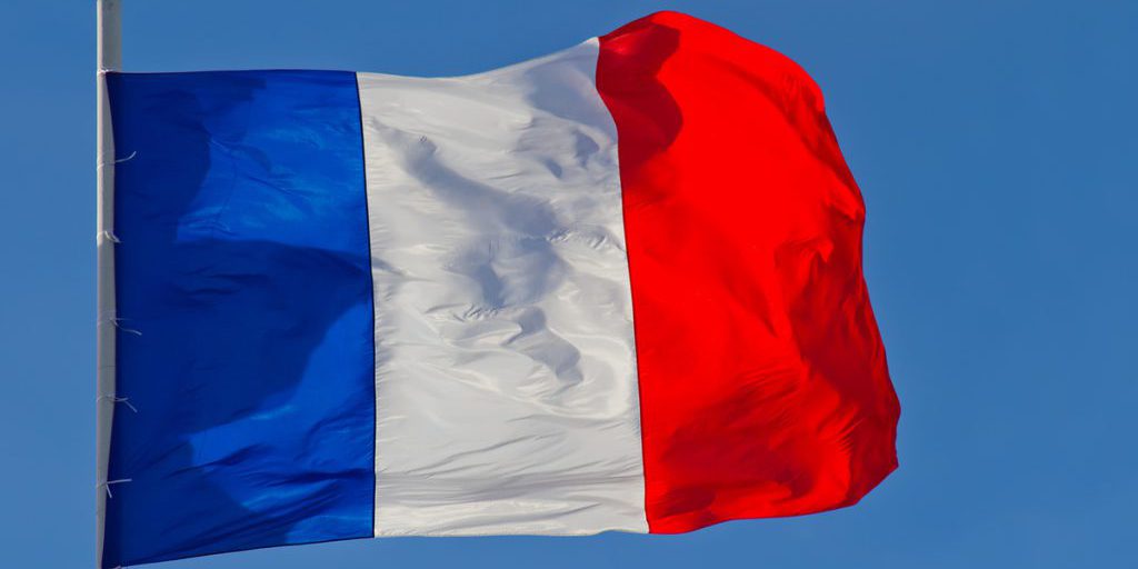 Instabilità in Francia: imprenditori e famiglie benestanti trasferiscono capitali all'estero