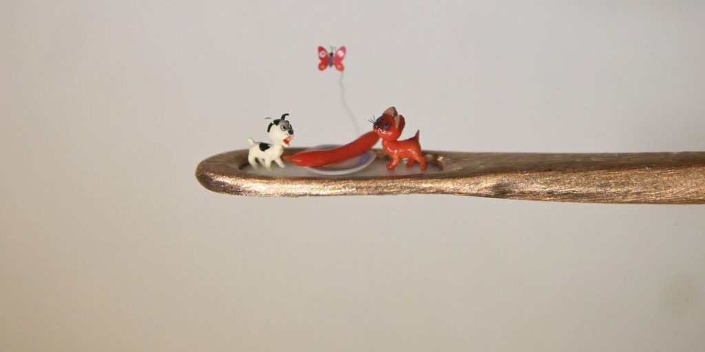 Новосибирский «Левша» поместил героев мультика "Котёнок по имени Гав" в ушко иголки