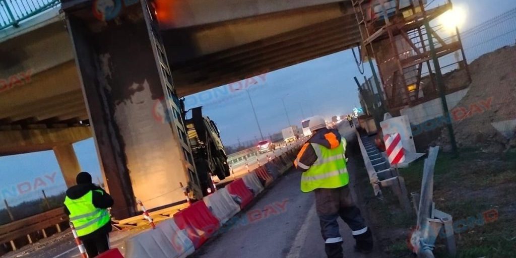 В Ростовской области грузовик открытым кузовом подпёр мост под на М-4 «Дон»