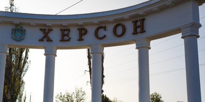 Attacco a Kherson: drone russa uccide e ferisce lavoratori municipali in un villaggio del Kherson Oblast