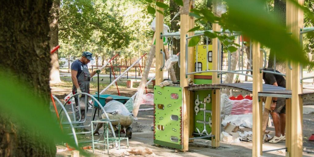 В Мелитополе устанавливают детскую площадку в городском парке