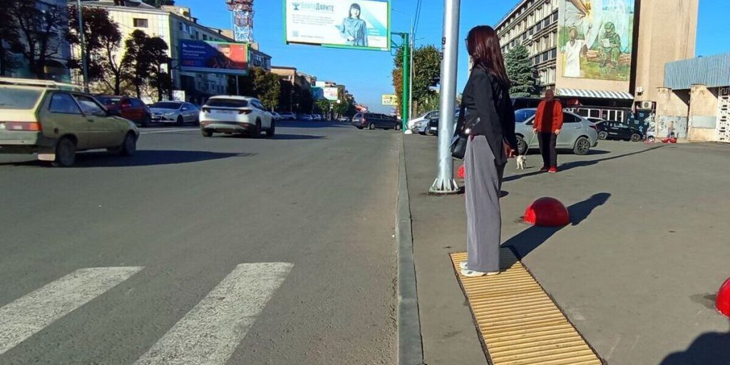 На пешеходных переходах Луганска начали появляться тактильные плитки для незрячих