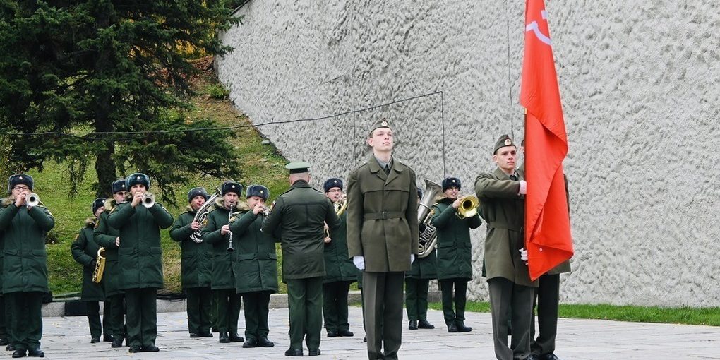 В Волгограде передали копию Знамени Победы астраханским юнармейцам