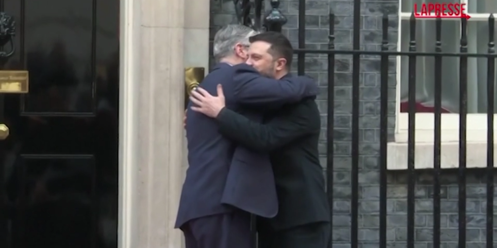 Zelensky a Londra, l’abbraccio con Starmer a Downing Street