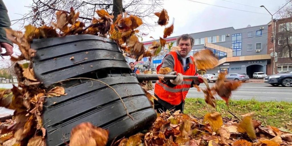 Коммунальные службы убирают улицы и парки Пскова