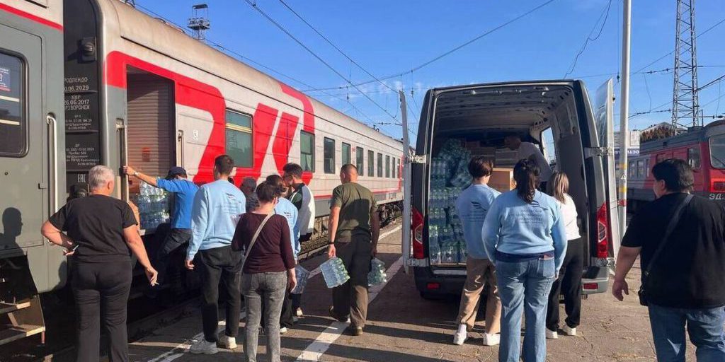 Студенты ОГУ помогли пассажирам задержавшихся поездов