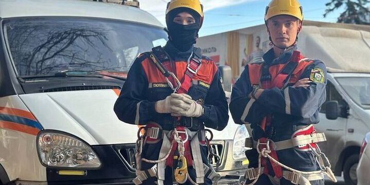 Bambini intrappolati in un appartamento a Ufa: intervento tempestivo dei soccorritori e riflessioni sulla sicurezza e prevenzione