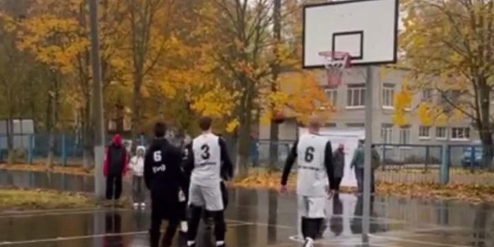 «Яркое сияние» создало в Сосенском баскетбольную площадку