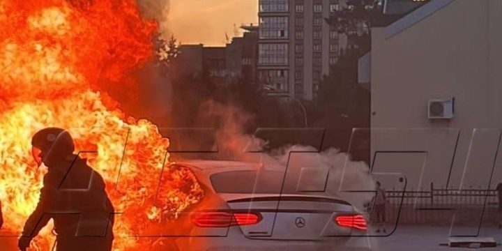 В Аксае сгорел "Мерседес-Бенц"
