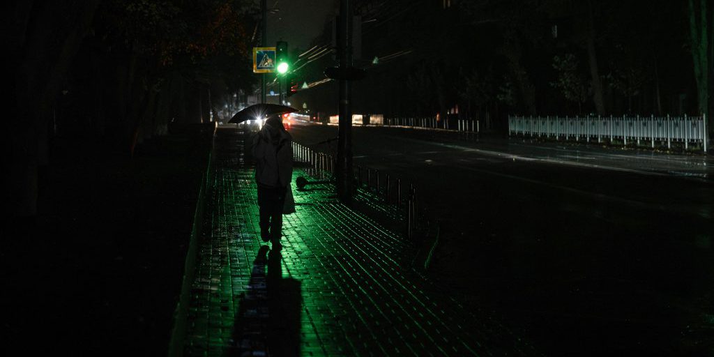Blackout a Kyiv: sovraccarico della rete e problemi alle strutture energetiche lasciano diverse zone senza elettricità