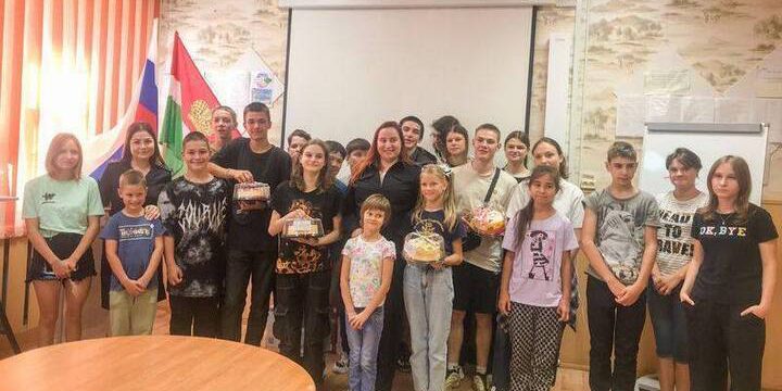 "La polizia di Kaluga promuove la sicurezza e il benessere dei giovani: visita al centro di supporto all'educazione familiare"