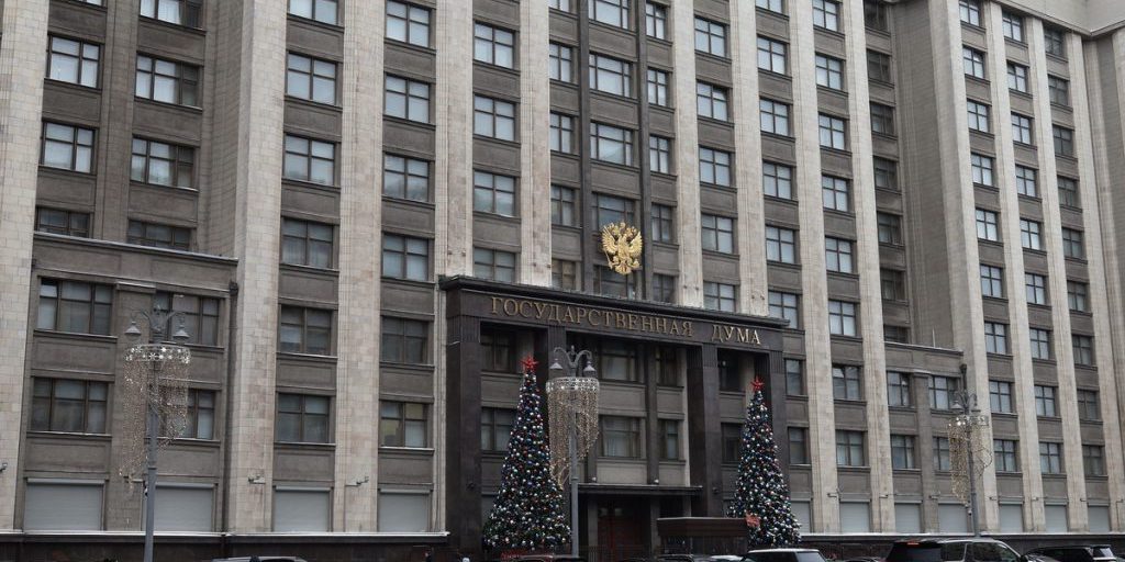 Стало известно, кому повысят зарплату в 2026 году