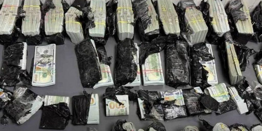 Украинка прорывалась через границу с миллионом долларов в "Мерседесе"