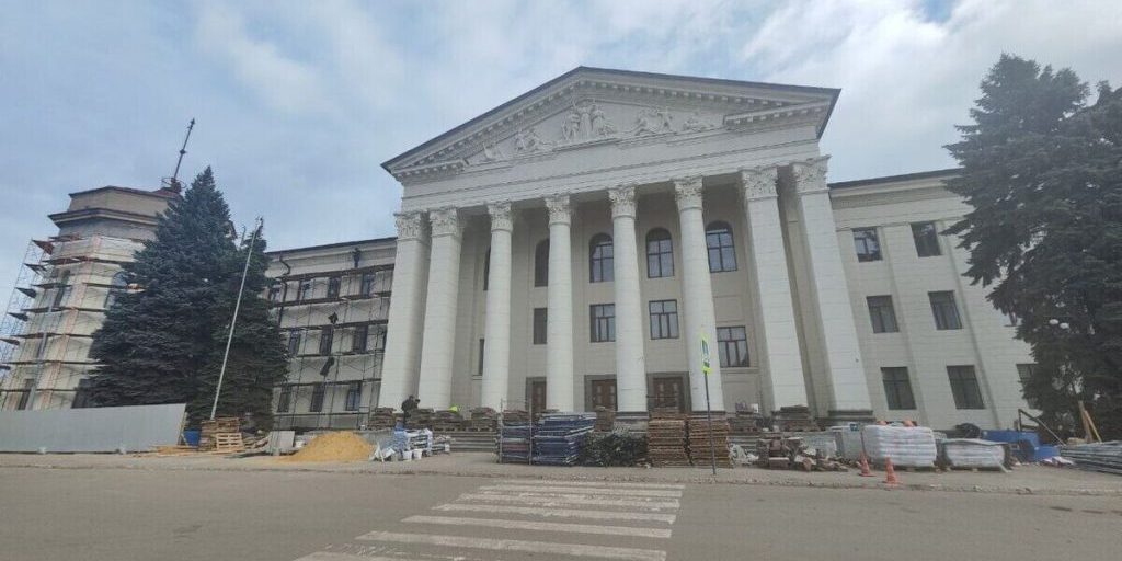 Отреставрированные скульптуры вновь украсили фасад Дворца культуры в Краснодоне