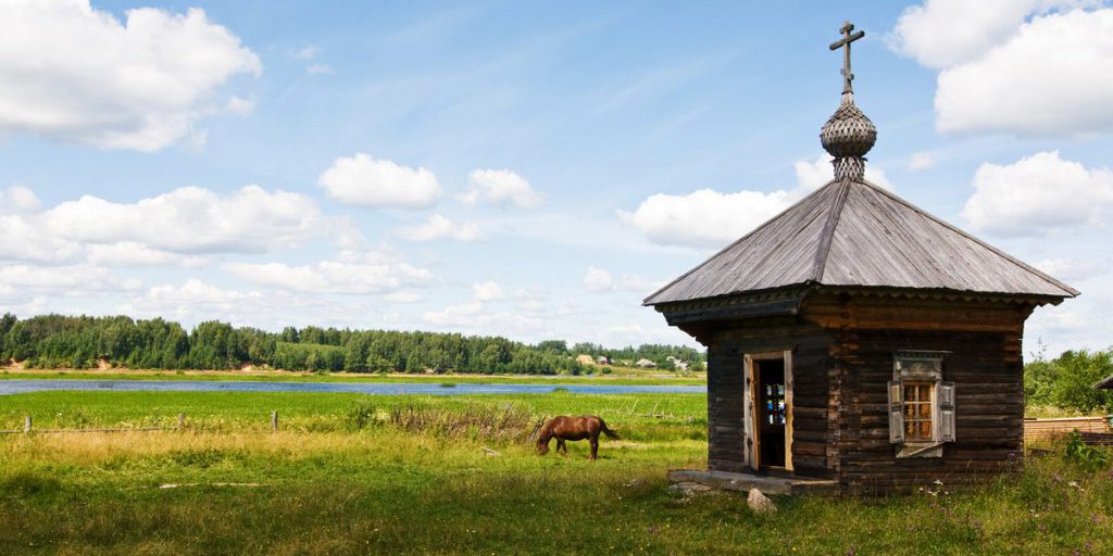 "Целование креста: символ веры и уважения в православной церкви"