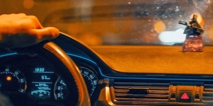 Guida senza patente e finisce multata una ragazza che ignora la legge del traffico