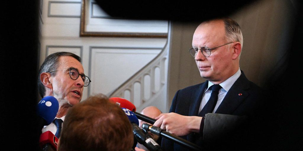 Crisi politica in Francia: Philippe e Retailleau rompono con Macron per affermare la loro indipendenza 

Approfondimento
La situazione politica attuale in Francia è caratterizzata da una certa instabilità, con i partiti di destra che cercano di ridefinire le loro posizioni e strategie. Philippe e Retailleau, leader rispettivamente di Horizons e di LR, hanno deciso di rompere con la tradizione di sostegno incondizionato a Emmanuel Macron, cercando di affermare la loro indipendenza e autonomia.

Possibili Conseguenze
La rottura con Macron potrebbe avere conseguenze significative per i partiti di destra, sia in termini di immagine pubblica che di strategia politica. La scelta di Philippe e Retailleau potrebbe essere vista come un tentativo di rafforzare la loro posizione all'interno della destra francese, ma potrebbe anche essere percepita come un segno di debolezza e divisione.

Opinione
È difficile prevedere come si evolverà la situazione politica in Francia, ma è chiaro che la destra è alla ricerca di una nuova identità e di una strategia vincente. La scelta di Philippe e Retailleau potrebbe essere un passo importante in questa direzione, ma sarà necessario attendere gli sviluppi futuri per valutare l'efficacia di questa mossa.

Analisi Critica dei Fatti
La decisione di Philippe e Retailleau di rompere con Macron è il risultato di una serie di fattori, tra cui la crisi politica attuale e la necessità di ridefinire le posizioni dei partiti di destra. La scelta di affermare la loro indipendenza e autonomia potrebbe essere vista come un tentativo di rafforzare la loro posizione all'interno della destra francese, ma potrebbe anche essere percepita come un segno di debolezza e divisione.

Relazioni con altri fatti
La situazione politica in Francia è influenzata da una serie di fattori, tra cui la crisi economica, la questione migratoria e la sicurezza nazionale. La scelta di Philippe e Retailleau potrebbe essere vista come un tentativo di rispondere a queste sfide e di affermare la loro leadership all'interno della destra francese.

Contesto storico
La destra francese ha una lunga storia di divisioni e conflitti interni, con i partiti che hanno spesso lottato per affermare la loro indipendenza e autonomia. La scelta di Philippe e Retailleau potrebbe essere vista come un tentativo di rompere con questa tradizione e di creare una nuova identità per la destra francese.

Fonti
Il presente articolo è basato su informazioni provenienti da Le Figaro, un quotidiano francese di informazione. Per ulteriori informazioni, si consiglia di consultare l'articolo originale pubblicato su Le Figaro.