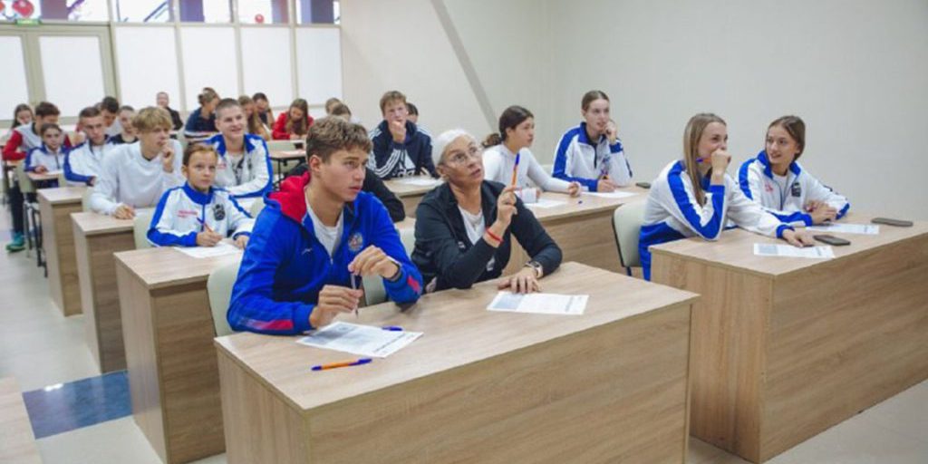 Migliaia di persone partecipano al dittato sportivo russo per promuovere la cultura sportiva e l'educazione fisica