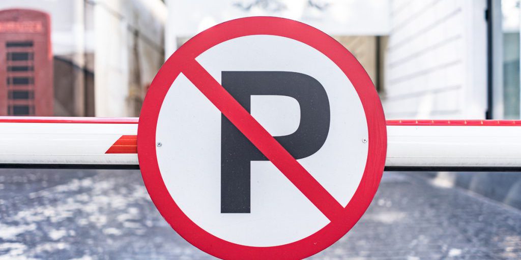 Novosibirsk: Limitata la sosta sul lato destro in quattro aree della città per migliorare il traffico e la sicurezza stradale