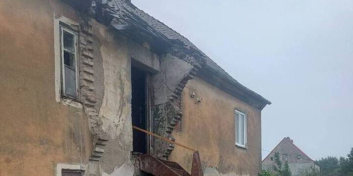 В Советске начали сносить дом, где до сих пор живут люди