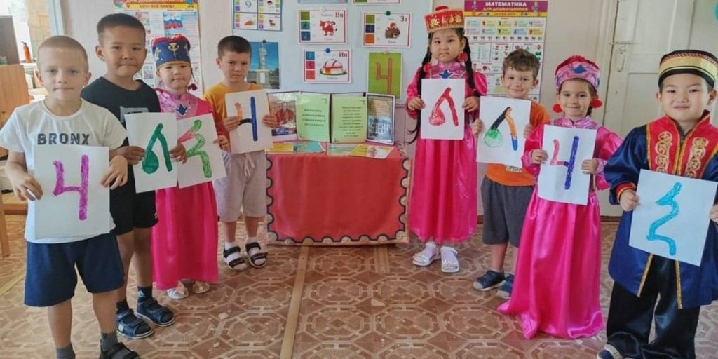 I giovani di Elista si impegnano per preservare la lingua kalmyk: un segnale di speranza per il futuro della cultura mongola in Russia