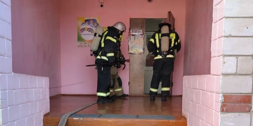 Пожарные отработали спасение юных орловцев из «горящего» детсада