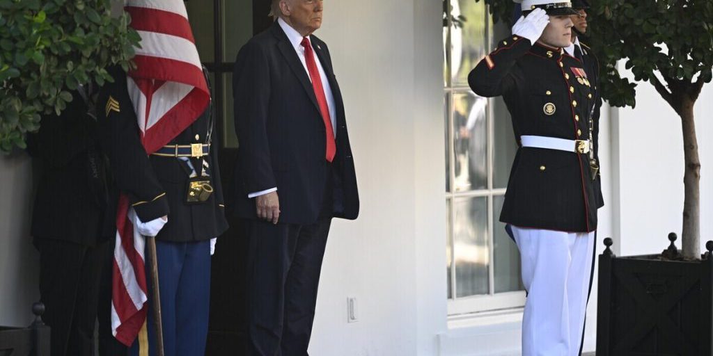 Trump accusa l'Ucraina di utilizzare missili europei contro la Russia: cosa significa per il conflitto e le relazioni internazionali

Approfondimento
La recente dichiarazione del Presidente degli Stati Uniti d'America, Donald Trump, secondo cui l'Ucraina starebbe utilizzando missili di produzione europea per colpire il territorio russo, solleva importanti questioni sulla dinamica del conflitto in corso e sul ruolo degli alleati europei e statunitensi nel fornire supporto militare all'Ucraina.

Possibili Conseguenze
Le conseguenze di tali affermazioni potrebbero essere significative, influenzando le dinamiche del conflitto e le relazioni internazionali tra le parti coinvolte, inclusi gli Stati Uniti, l'Ucraina, la Russia e l'Unione Europea, con potenziali impatti sulla stabilità regionale e globale.

Opinione
È fondamentale riconoscere che le opinioni su questo tema possono variare notevolmente a seconda delle fonti e delle prospettive, e che una valutazione obiettiva richiede un'analisi approfondita dei fatti e delle dichiarazioni ufficiali, evitando di farsi influenzare da posizioni polarizzate o ideologiche.

Analisi Critica dei Fatti
Un'analisi critica dei fatti richiede di esaminare attentamente le fonti delle informazioni, le prove disponibili e le dichiarazioni ufficiali delle parti coinvolte, al fine di comprendere appieno la situazione e le sue implicazioni, separando i fatti verificabili dalle opinioni e dalle speculazioni.

Relazioni con altri fatti
Questo evento è parte di un contesto più ampio di tensioni e conflitti nella regione, e la sua comprensione richiede di considerare le relazioni storiche, politiche ed economiche tra le nazioni coinvolte, nonché gli interessi e le strategie degli attori globali.

Contesto storico
Il conflitto tra Ucraina e Russia ha radici storiche e politiche complesse, che includono questioni di sovranità, identità nazionale e interessi economici, e comprendere questo contesto è fondamentale per analizzare gli eventi attuali e le loro possibili conseguenze a lungo termine.

Fonti
La fonte di questo articolo è il sito della fonte rss, che fornisce informazioni aggiornate sugli eventi internazionali, offrendo una prospettiva attendibile e imparziale sulle questioni globali più rilevanti.