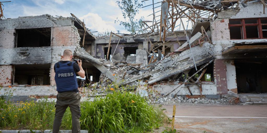 Conflitto in Ucraina: 236 artisti e 114 lavoratori dei media uccisi dall'invasione russa, una minaccia alla libertà di espressione e alla diversità culturale

Approfondimento
L'invasione russa dell'Ucraina ha avuto un impatto devastante sulla comunità artistica e dei media del paese, con la perdita di vite umane e la distruzione di infrastrutture culturali che rappresentano una minaccia significativa per la libertà di espressione e la diversità culturale.

Possibili Conseguenze
Le conseguenze di questo conflitto potrebbero essere gravi e durature, con un impatto negativo sulla società ucraina e sulla comunità internazionale, e la perdita di artisti e lavoratori dei media potrebbe portare a una carenza di voci critiche e di prospettive diverse, minando la democrazia e la libertà di parola.

Opinione
È fondamentale che la comunità internazionale condanni fermamente gli attacchi contro i civili e i lavoratori dei media, e che si adoperi per proteggere la libertà di espressione e la diversità culturale, e che si sostenga la comunità ucraina e si fornisca aiuto umanitario a coloro che sono stati colpiti dal conflitto.

Analisi Critica dei Fatti
La situazione in Ucraina è complessa e richiede un'analisi critica dei fatti, considerando le diverse prospettive e le fonti di informazione per comprendere appieno la portata del conflitto e le sue conseguenze.

Relazioni con altri fatti
Il conflitto in Ucraina è legato a una serie di altri eventi e tendenze globali, tra cui la crescente tensione tra la Russia e l'Occidente, la minaccia del terrorismo e la crisi dei rifugiati, e è importante considerare queste relazioni per comprendere appieno la portata del conflitto e le sue conseguenze.

Contesto storico
Il conflitto in Ucraina si inserisce in un contesto storico più ampio, che include la storia della regione, le relazioni tra la Russia e l'Ucraina e la caduta dell'Unione Sovietica, e è importante considerare questo contesto per comprendere appieno le radici del conflitto e le sue conseguenze.

Fonti
Le fonti di informazione utilizzate per questo articolo includono il Ministero della Cultura dell'Ucraina, Ukrainska Pravda e altre fonti di notizie attendibili, e è importante considerare le fonti di informazione e valutarne la credibilità per comprendere appieno la portata del conflitto e le sue conseguenze.
Fonte: Ukrainska Pravda