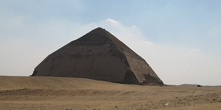 Туристка упала внутрь египетской пирамиды на глубину 80 метров