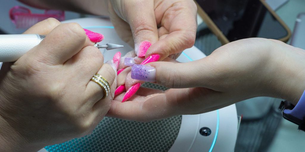 Россияне стали реже делать маникюр в салонах