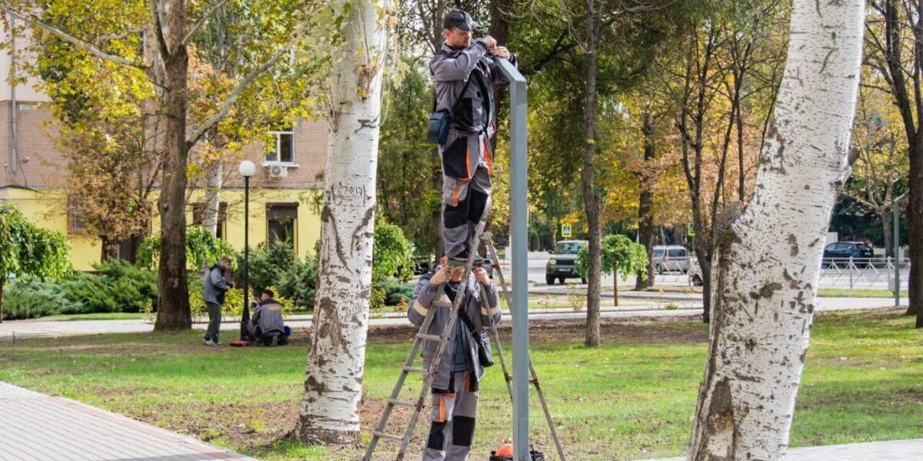 В Мелитополе установили новые фонари у сквера на улице Кирова