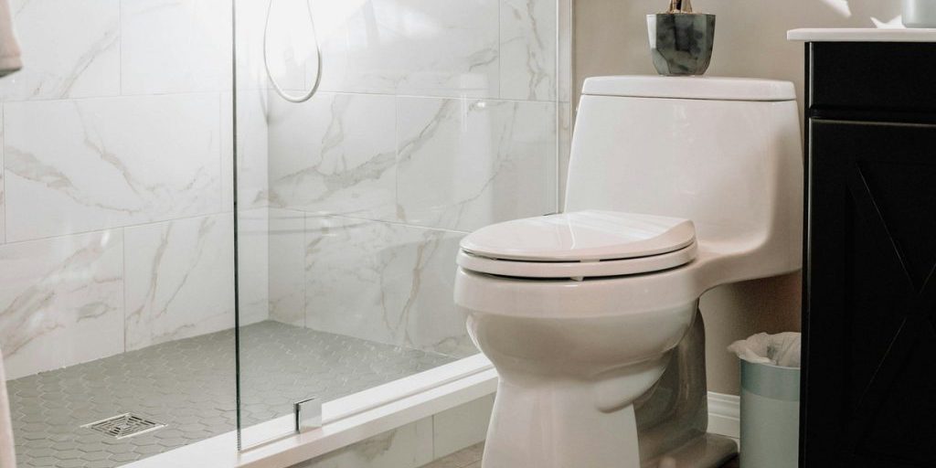 "3 motivi per cui è fondamentale chiudere il coperchio del water: igiene, risparmio e ordine in bagno"