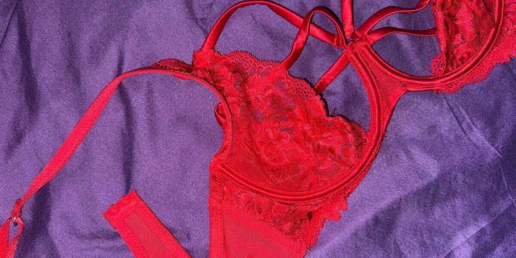 Коллеги петербурженки не оценили ее голые фото и обратились в полицию