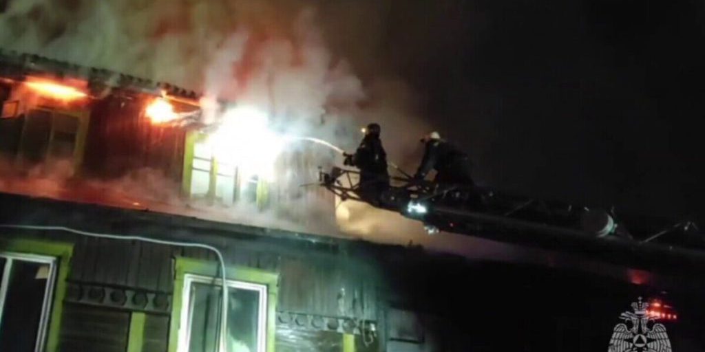 Incendio a Novosibirsk: quattro vittime e un allarme sulla sicurezza antincendio negli edifici residenziali