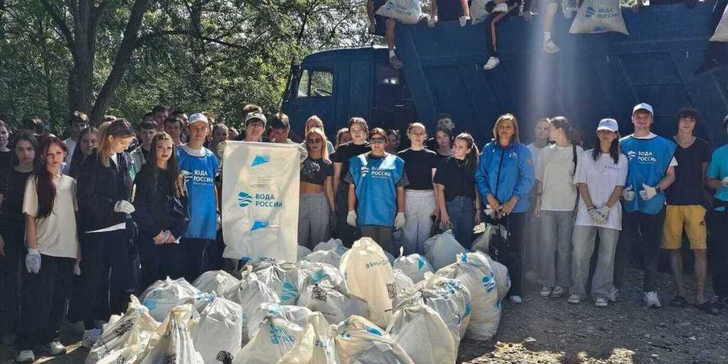 Oltre 9000 persone uniscono le forze per pulire le acque in Russia