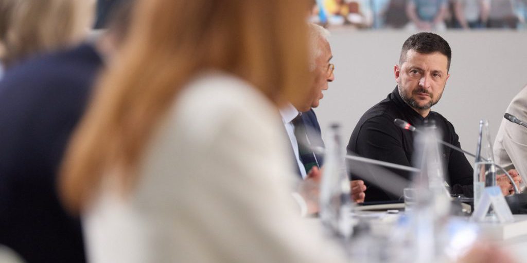 Стало известно, что Зеленский обсудил с представителем Трампа ситуацию на фронте