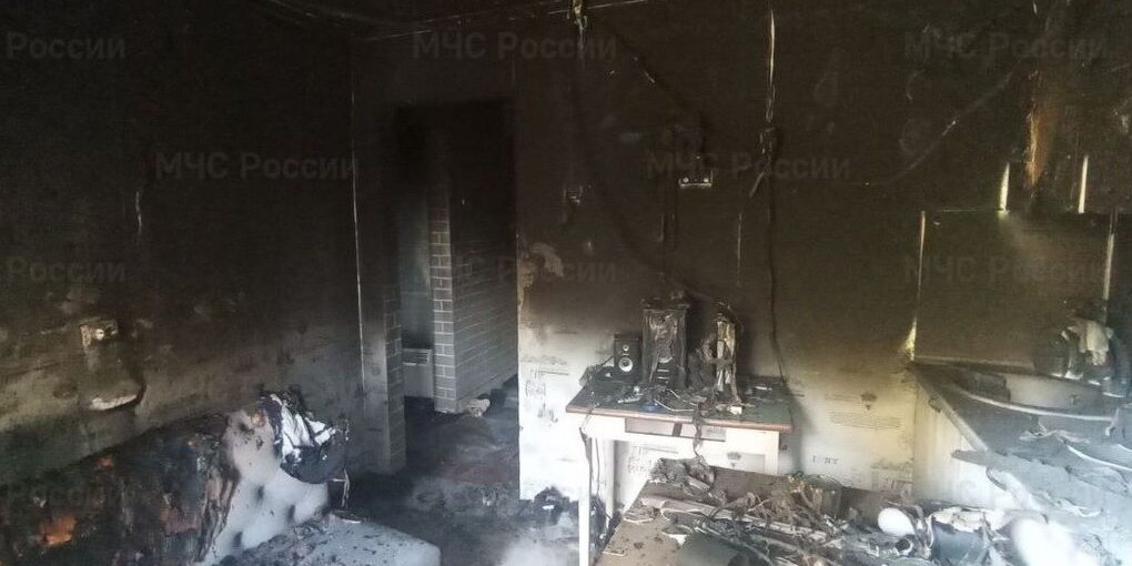 Eroi del fuoco: vigili del fuoco salvano donna da incendio a Čeboksary